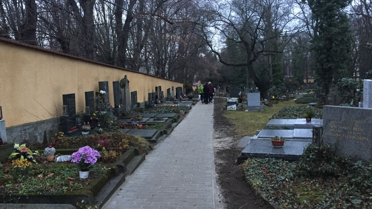 Zájemci si za sedm let adoptovali 229 hrobů z pražských hřbitovů